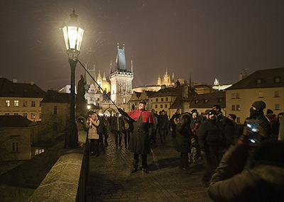На Карловом мосту в Праге туристы опять сумеют встретить фонарщика