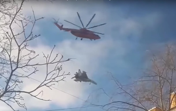 На видео попала переброска Су-27 вертолетом