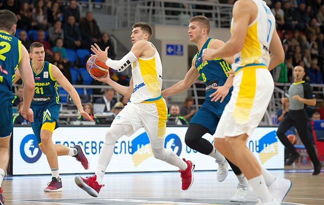 Мужская сборная Украины по баскетболу эффектно разгромила чемпионов Европы