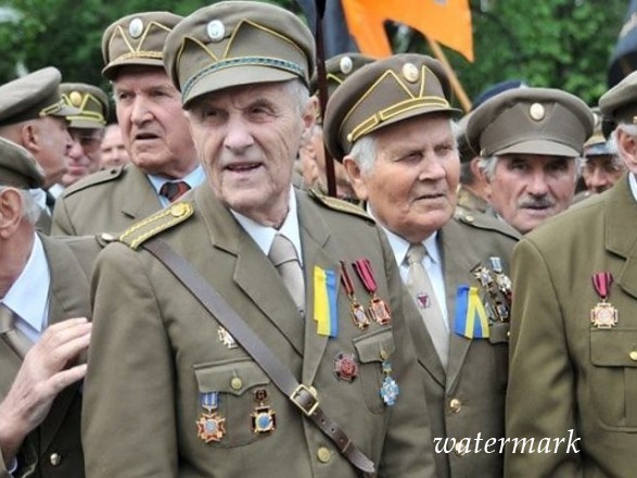 Порошенко пообещал безотлагательно подписать закон о предоставлении статуса ветеранов бойцам УПА