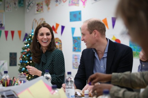 Кейт Миддлтон и принц Уильям побывали младенческий госпиталь и сплели браслеты