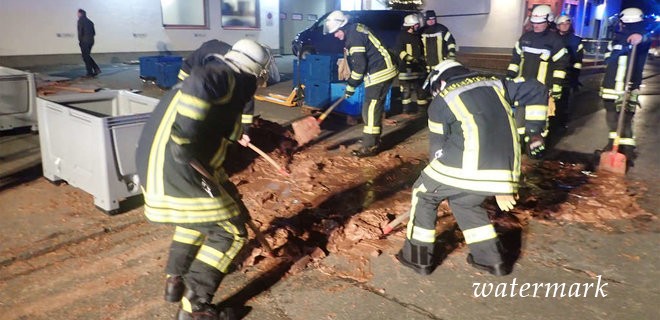 У Німеччині через аварію на вулицю витекла тонна шоколаду: фото