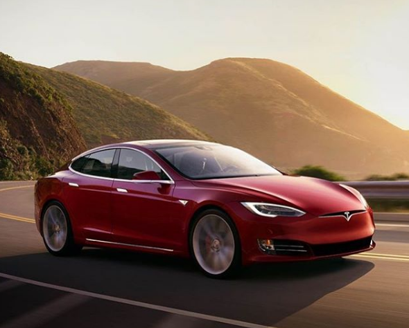 Видео-хит: блондинка на АЗС пытается заправить бензином Tesla Model S