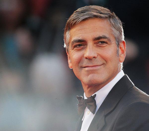 Седой Джордж Клуни с усиками и в униформе: актер в новом образе для сериала "Уловка-22"