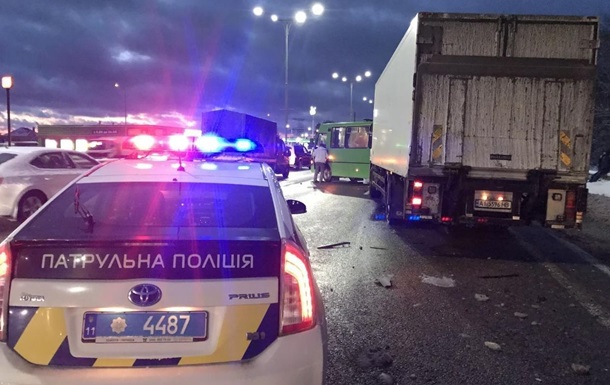 Под Киевом грузовик врезался в маршрутку: шесть пострадавших