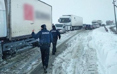 Непогода в Украине: движение транспорта ограничили в четырех областях