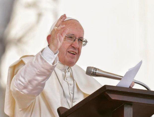 Папа Франциск - трюкач: понтифик покрутил мяч на пальце на выступлении кубинского цирка